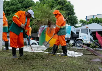 Prefeitura de Manaus realiza o primeiro mutirão de limpeza de 2022 no bairro Cachoeirinha