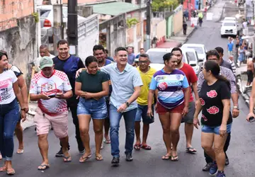 Prefeito David Almeida vistoria serviço de recuperação asfáltica no bairro Redenção