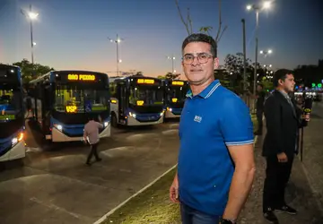 Prefeito David Almeida destaca reforço na frota de ônibus com a entrega de novos veículos