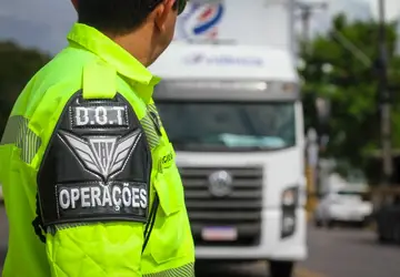 Operação Carga Pesada remove sete veículos durante fiscalização na zona Sul