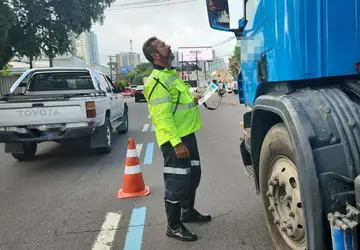IMMU autua 12 caminhões em zona de restrição na avenida Mário Ypiranga Monteiro 