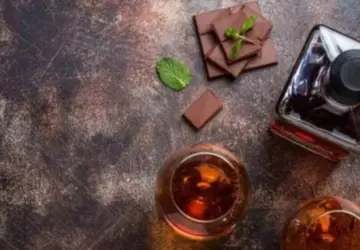 Bartender ensina a harmonizar chocolate com cachaça; aprenda