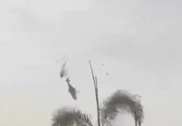 Helicópteros se chocam no ar e 10 ocupantes morrem