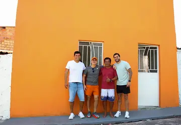 Prefeito entrega casas recuperadas para famílias vítimas de incêndios em Manaus