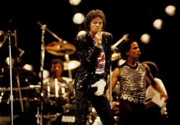 Jaqueta icônica de Michael Jackson vai a leilão