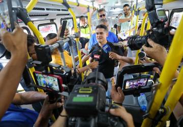 Prefeitura de Manaus entrega 14 novos ônibus para atender 85 mil famílias no Viver Melhor
