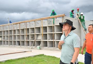 Prefeito de Manaus, David Almeida, vistoria obra de ampliação do cemitério vertical Nossa Senhora Aparecida para atender demanda de sepultamentos