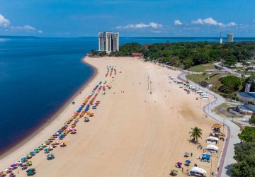 Com rio na cota de 25m e intensas chuvas na região, Prefeitura de Manaus alerta para horários de banho na praia da Ponta Negra