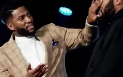 Pastor passa saliva no rosto de irmão para mostrar 