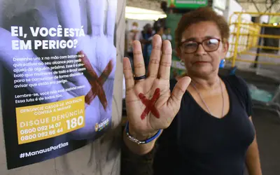 Prefeitura realiza ação de sensibilização de enfrentamento à violência contra mulher nos terminais de ônibus de Manaus