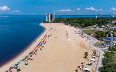 Com rio na cota de 25m e intensas chuvas na região, Prefeitura de Manaus alerta para horários de banho na praia da Ponta Negra