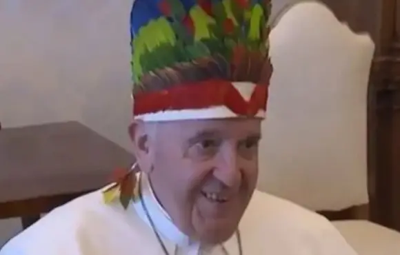 Papa Francisco recebe bispos da Amazônia e ganha cocar