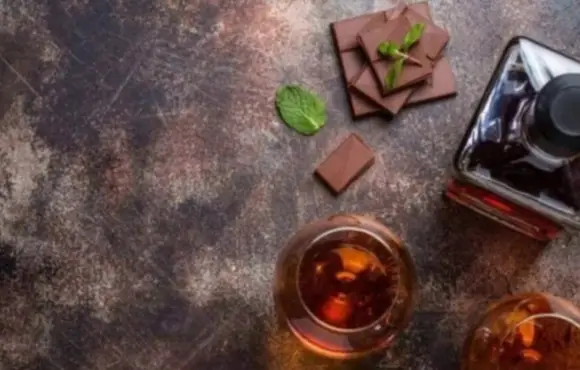 Bartender ensina a harmonizar chocolate com cachaça; aprenda