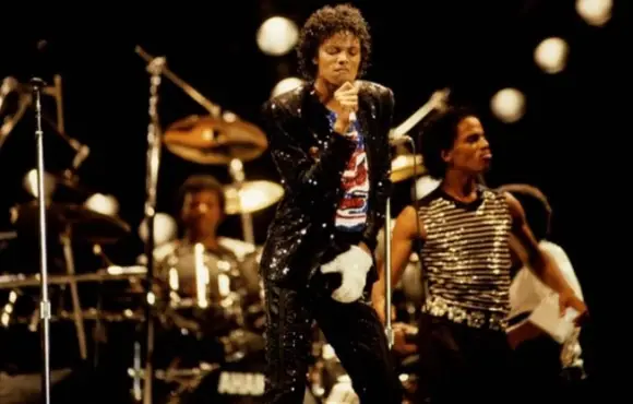 Jaqueta icônica de Michael Jackson vai a leilão