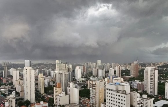 Inmet mantém alertas para chuvas intensas nesta 5ª; confira onde