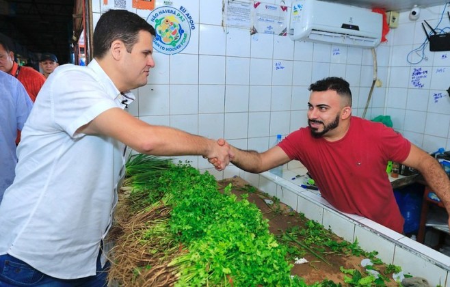 Prefeito em exercício de Manaus, Renato Junior, retorna as feiras para diálogo com os permissionários